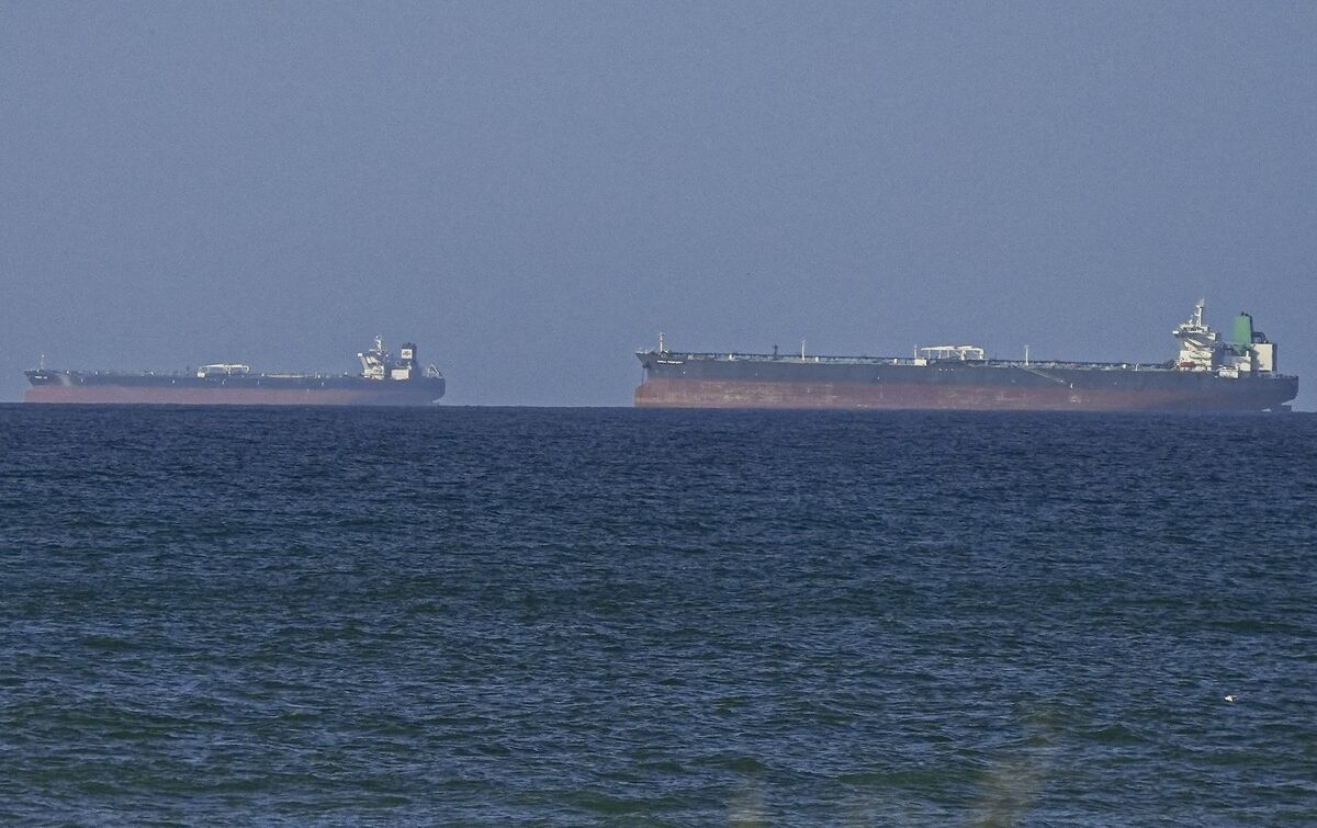 Trump Threatens Iran as Vance Heads to Pakistan for Talks