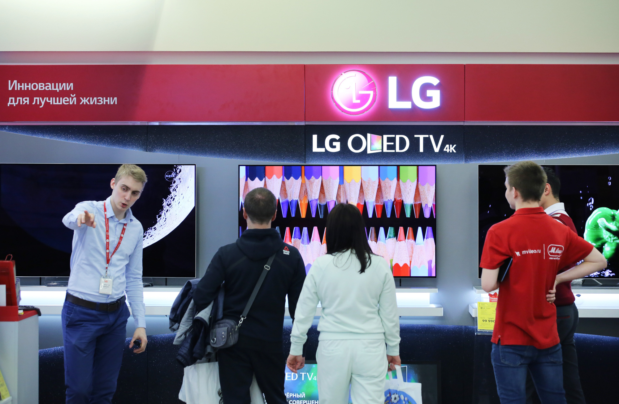 LG Display to Stay Reliant on LCDs Even as Phones Shift to OLED Bloomberg