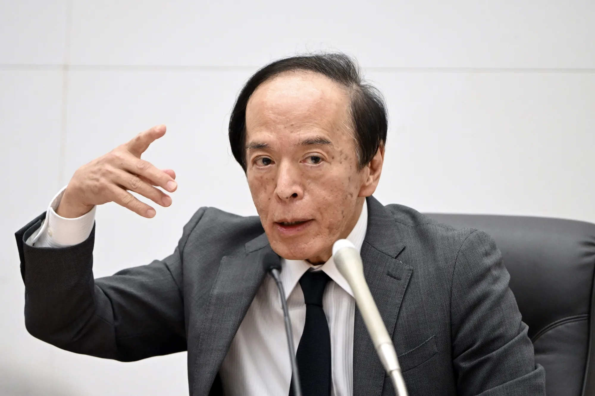 日本市況】円が上昇、日銀は物価見通しを引き上げ－株式400円超高 - Bloomberg