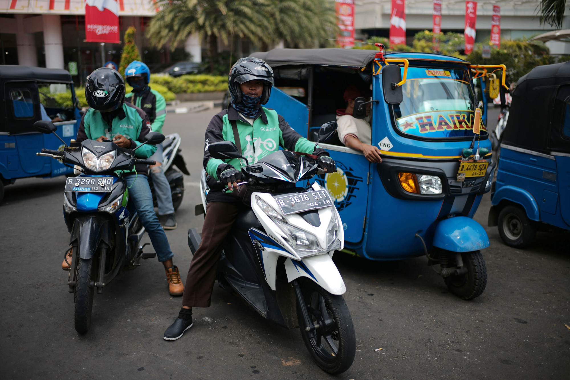 Gojek Reapplies to Enter Philippines and Challenge Grab Monopoly - Bloomberg