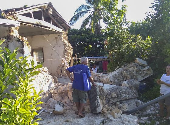 Duterte Visits Quake-Hit Philippine Province
