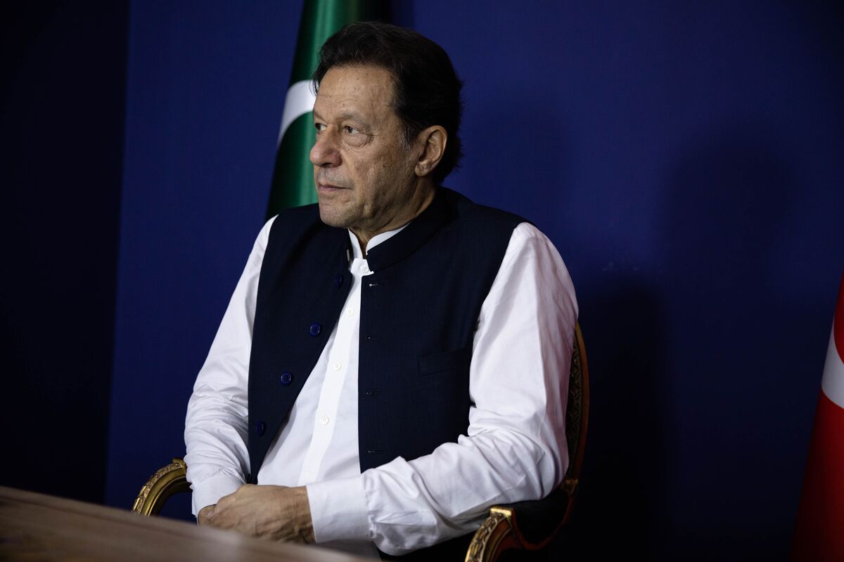 Imran Khan’s Sons Say Pakistan Blocking Visit to Jailed Father