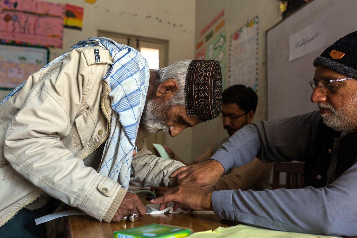 Pakistan Election Live News Imran Khan Backed Candidates Lead Early