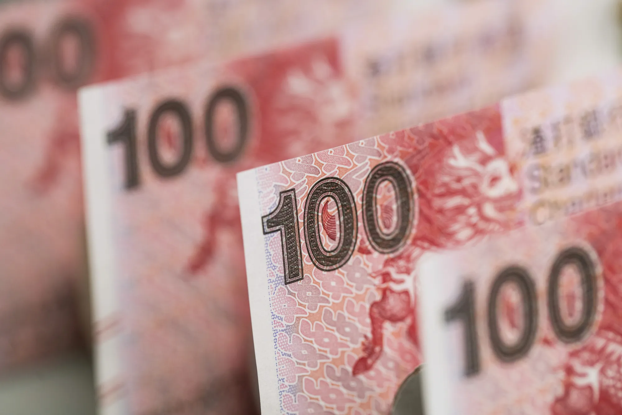 Hong Kong Dollar Forwards Sink to Weakest Since 1999 on Peg Bets