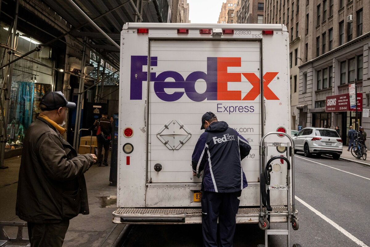 FedEx Sees Profit Growing This Year After Earnings Top Estimates