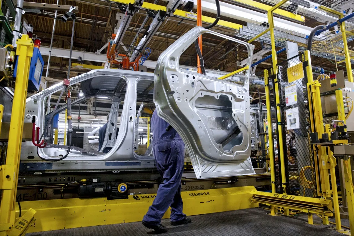 Ford and Chrysler Costs Likely Headed Higher After GM Precedent - Bloomberg