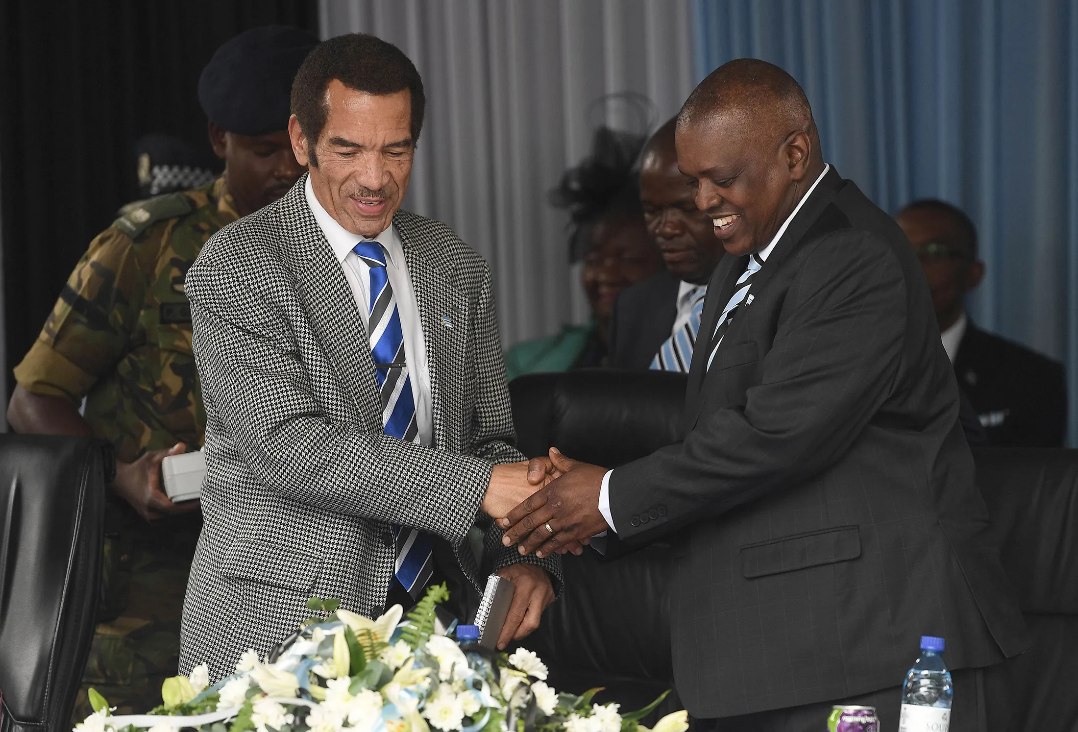 Ian Khama (L) shakes hands with his then vice-president Mokgweetsi Masisi on March 27, 2018.