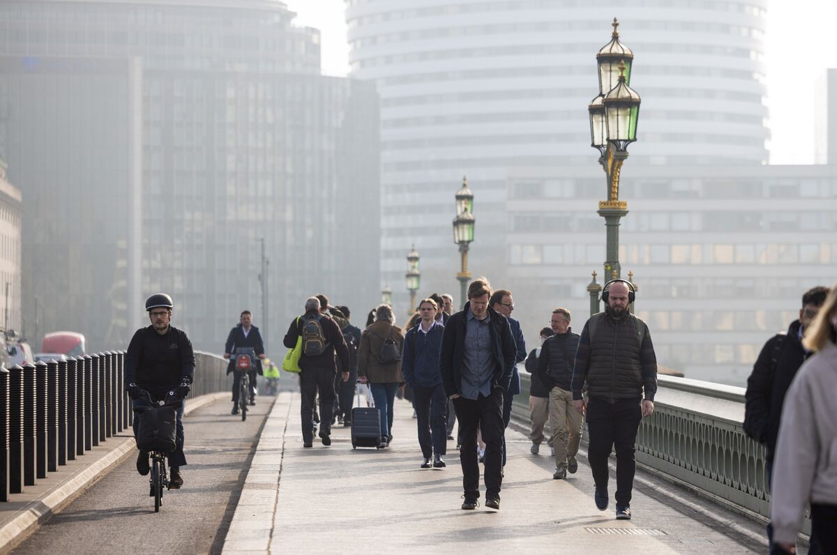 UK Wage Growth Quickens, Employment Falls in Dilemma for BOE