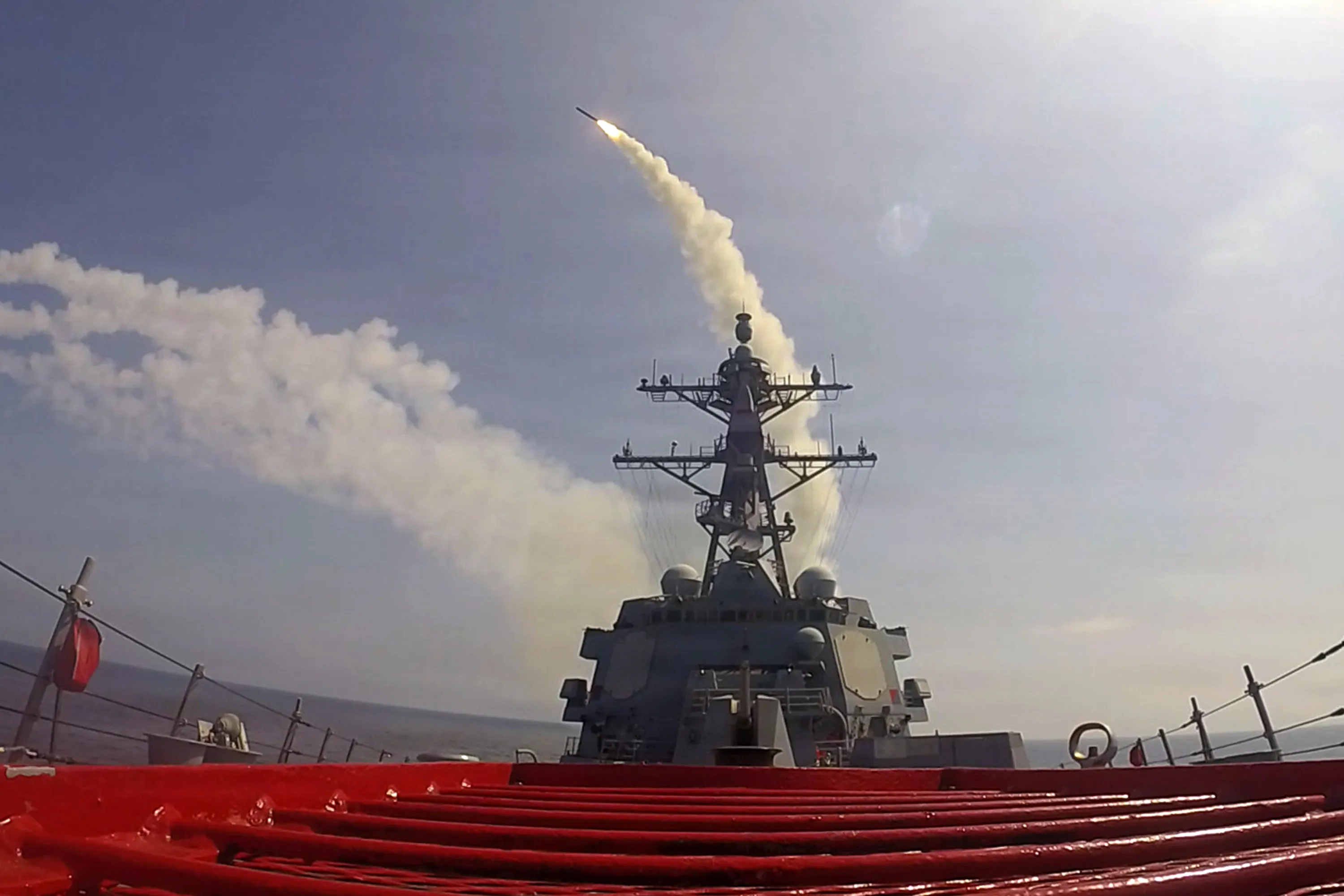 Tàu USS Frank E. Petersen Jr. phóng một tên lửa trong chiến dịch hỗ trợ Chiến dịch Epic Fury, ngày 28 tháng 2.