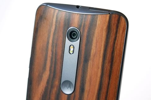 While Moto's cameras have lagged in the past, this 21 megapixel shooter is excellent in most conditions.
