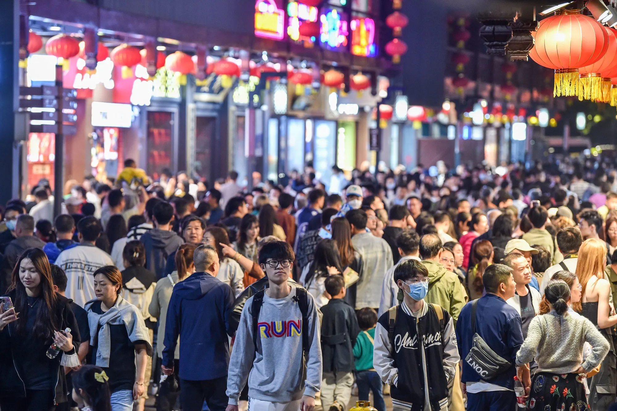 People visiting Fuzimiao tourist area in Nanjing,&nbsp;Jiangsu province, April 27.