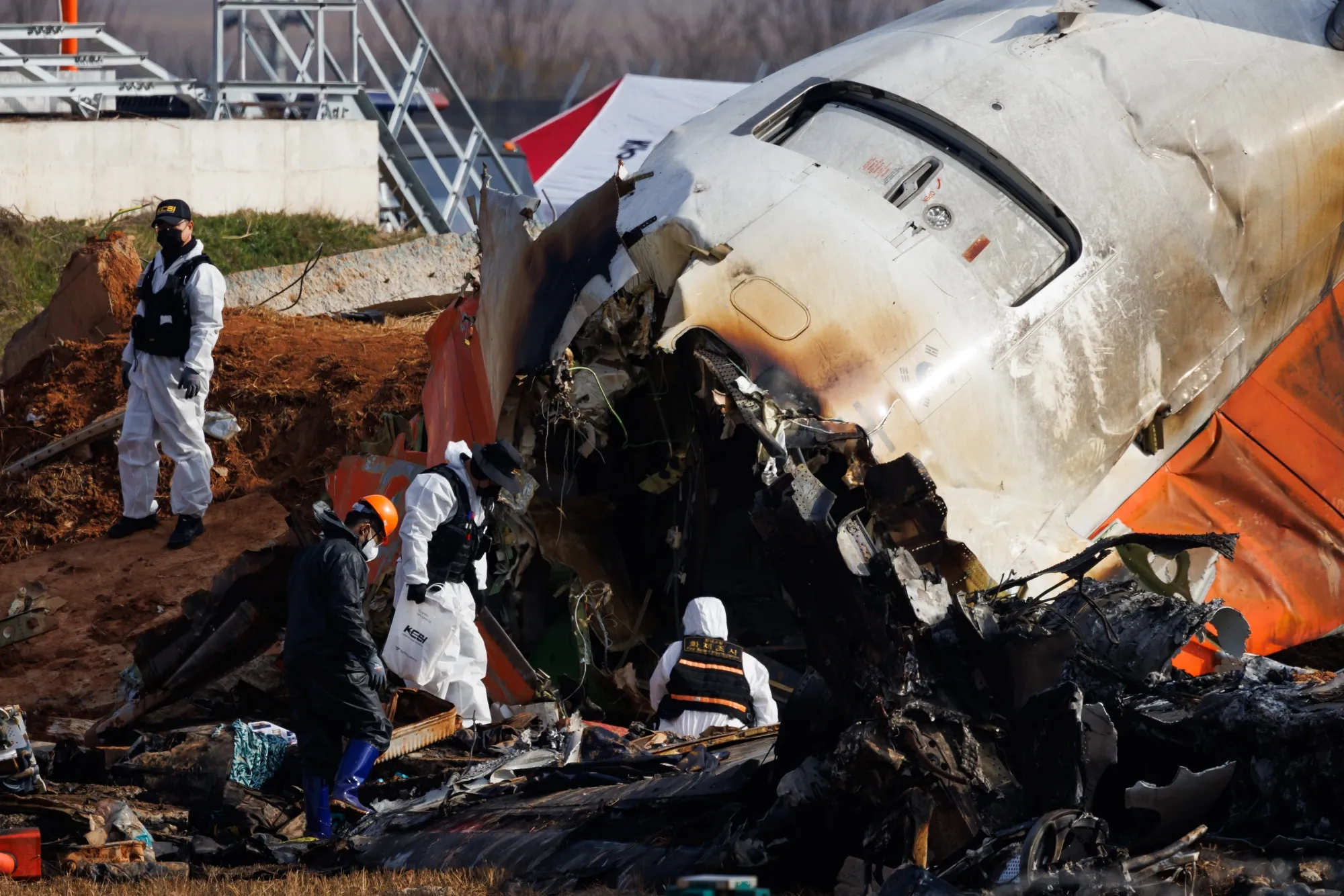 It's Still Safe to Fly, Experts Say, Despite Recent Crashes - Bloomberg