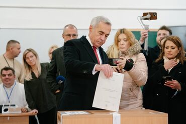 Romanian Parliamentary Election as Country Recounts Presidential Votes After Fears Of Foreign Meddling