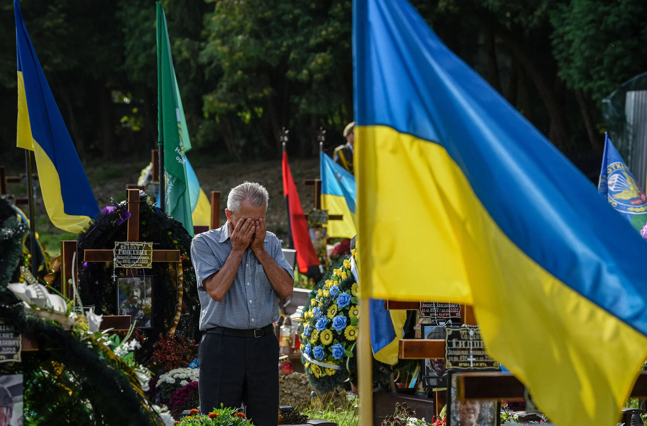 An elderly man mourns during a ceremony for the fallen soldiers of Ukraine at the Lychakiv Cemetery in Lviv, Ukraine, on Aug.&nbsp;24.