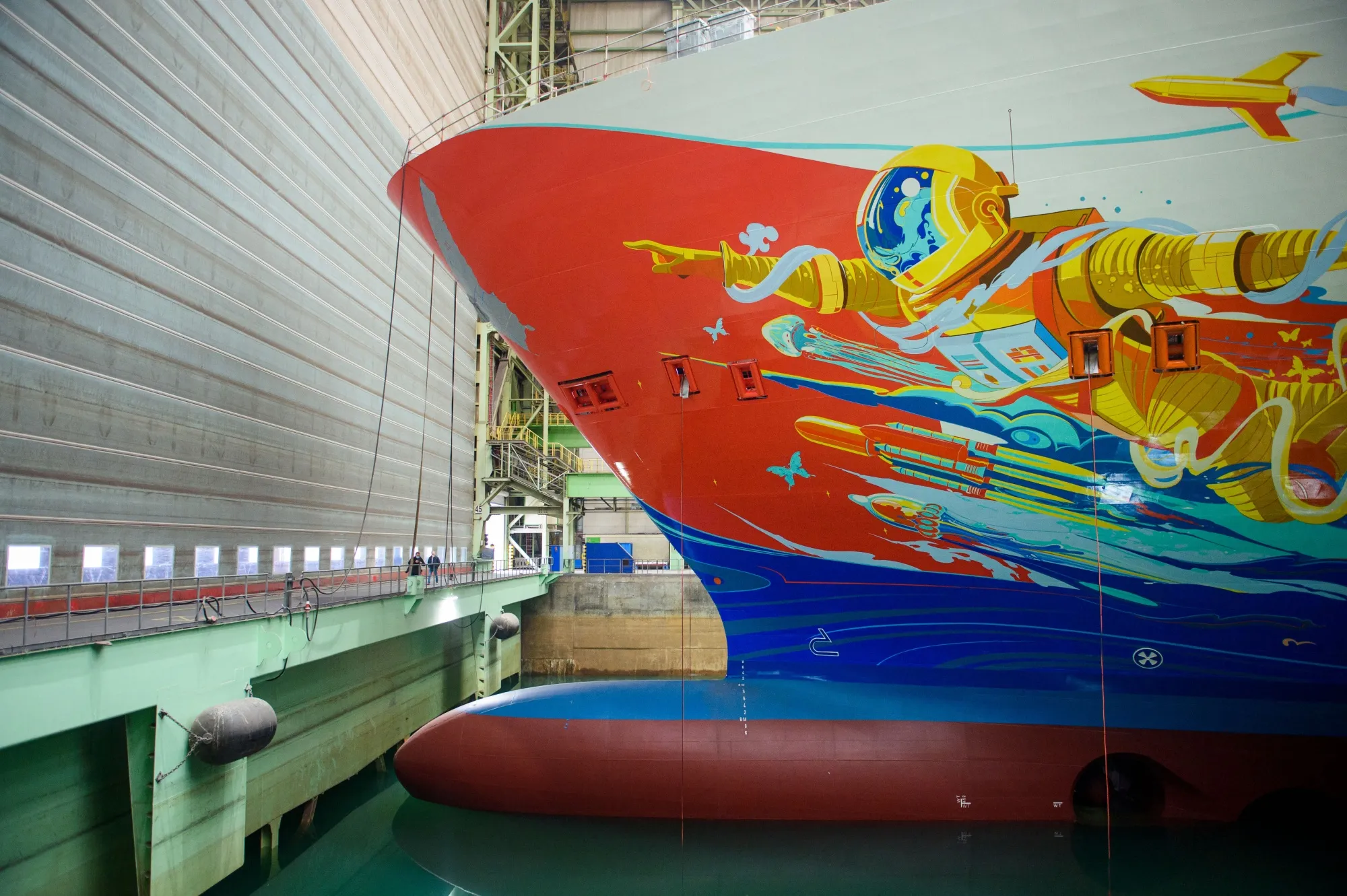 The 342m long cruise ship, Global Dream.
