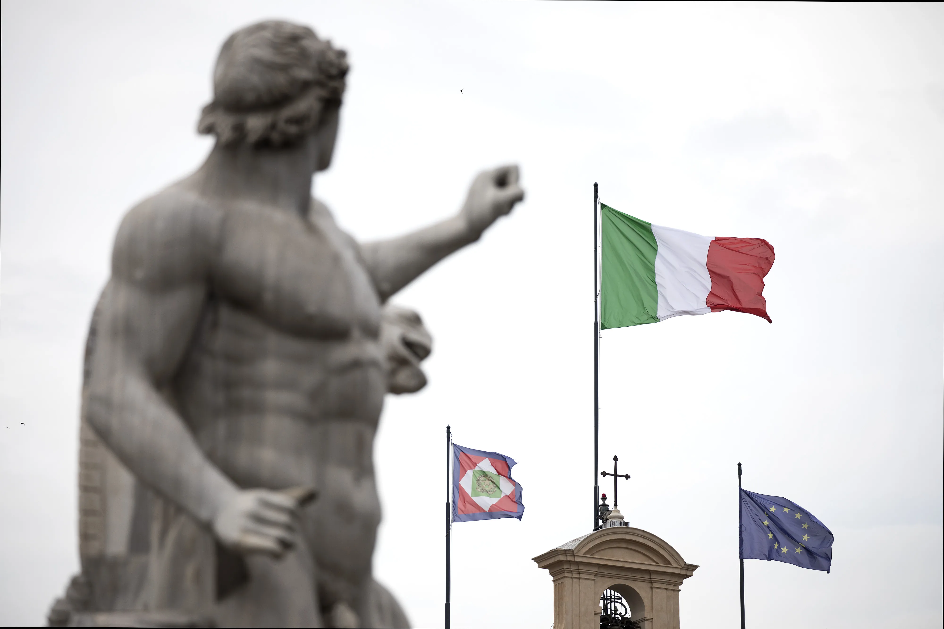Italy Bonds Extend Drop as Investors Await EU Response to Budget