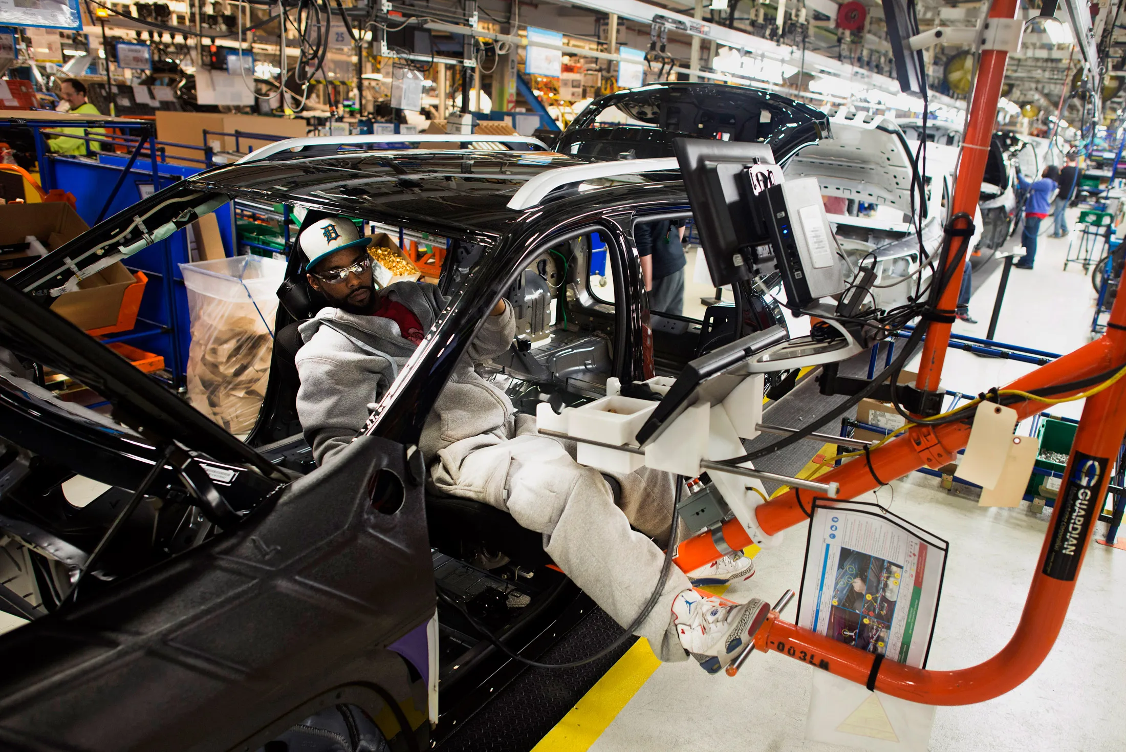 Jobless claims plunged by 43,000 to 265,000 in the week ended Jan. 24, the lowest since April 2000, a Labor Department report showed Thursday in Washington.

