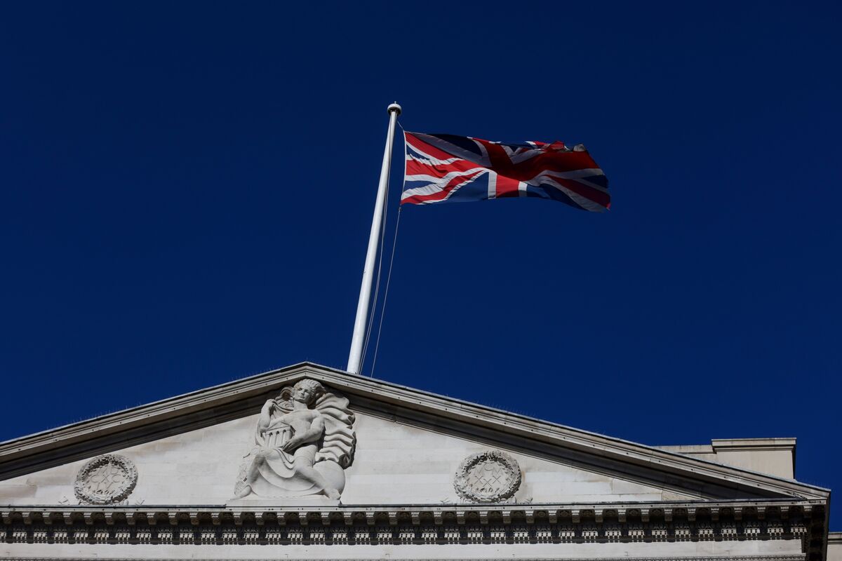 UK Job Weakness Should Worry BOE More Than Inflation