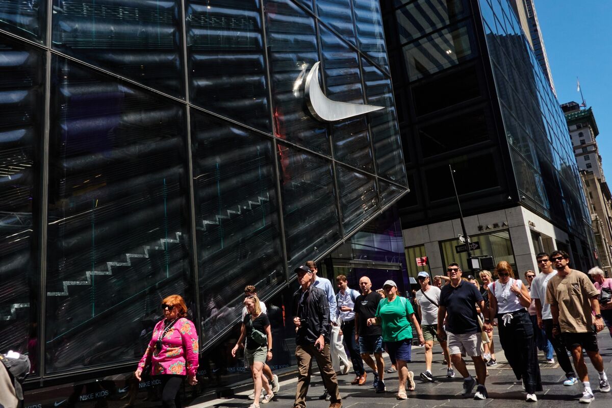 Nike Slows Sales Decline as CEO Clears Inventory, Boosts Outlook