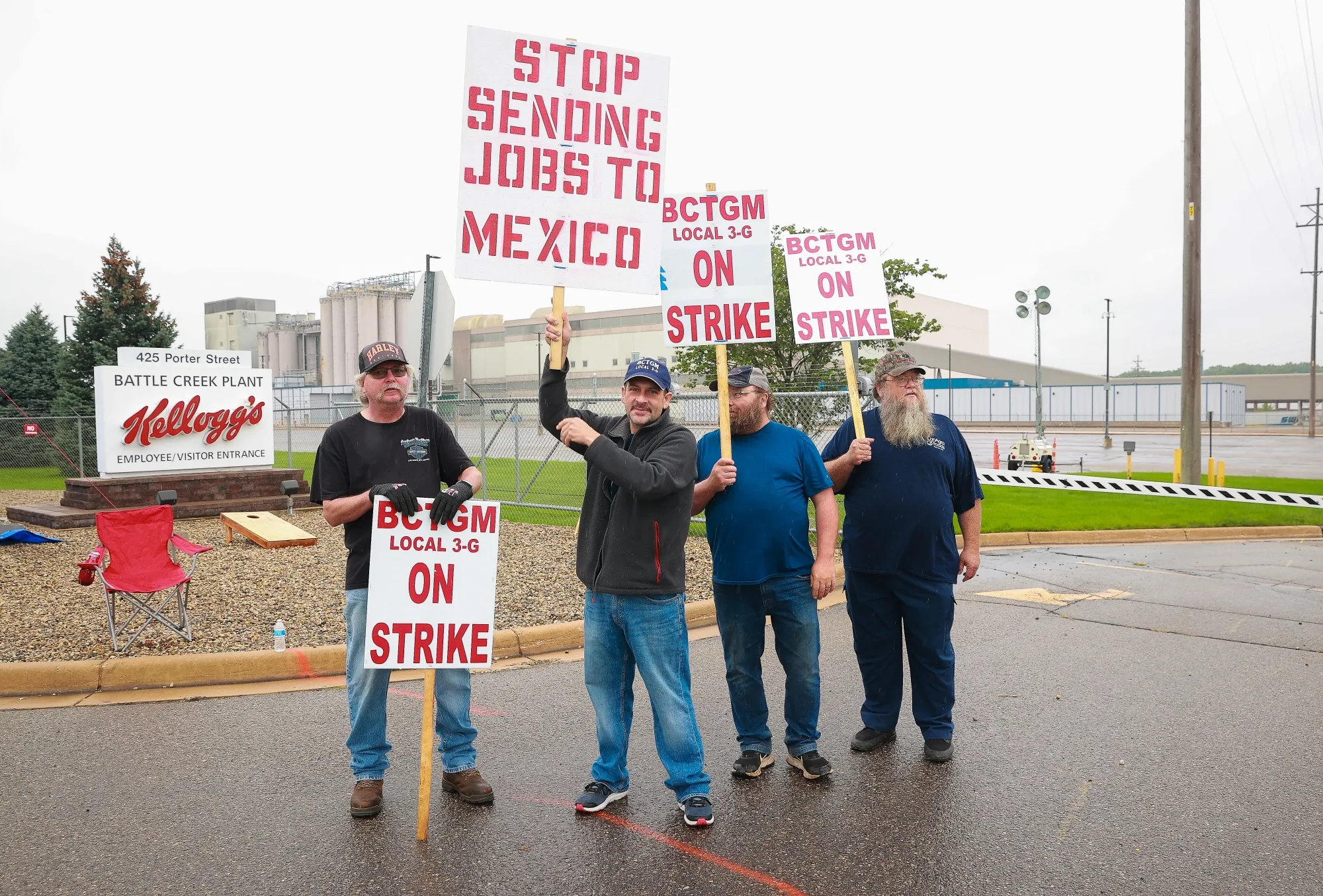 Kellogg's cereal plant workers demonstrate outside the plant in Battle Creek, Michigan&nbsp;on Oct.&nbsp;7.&nbsp;