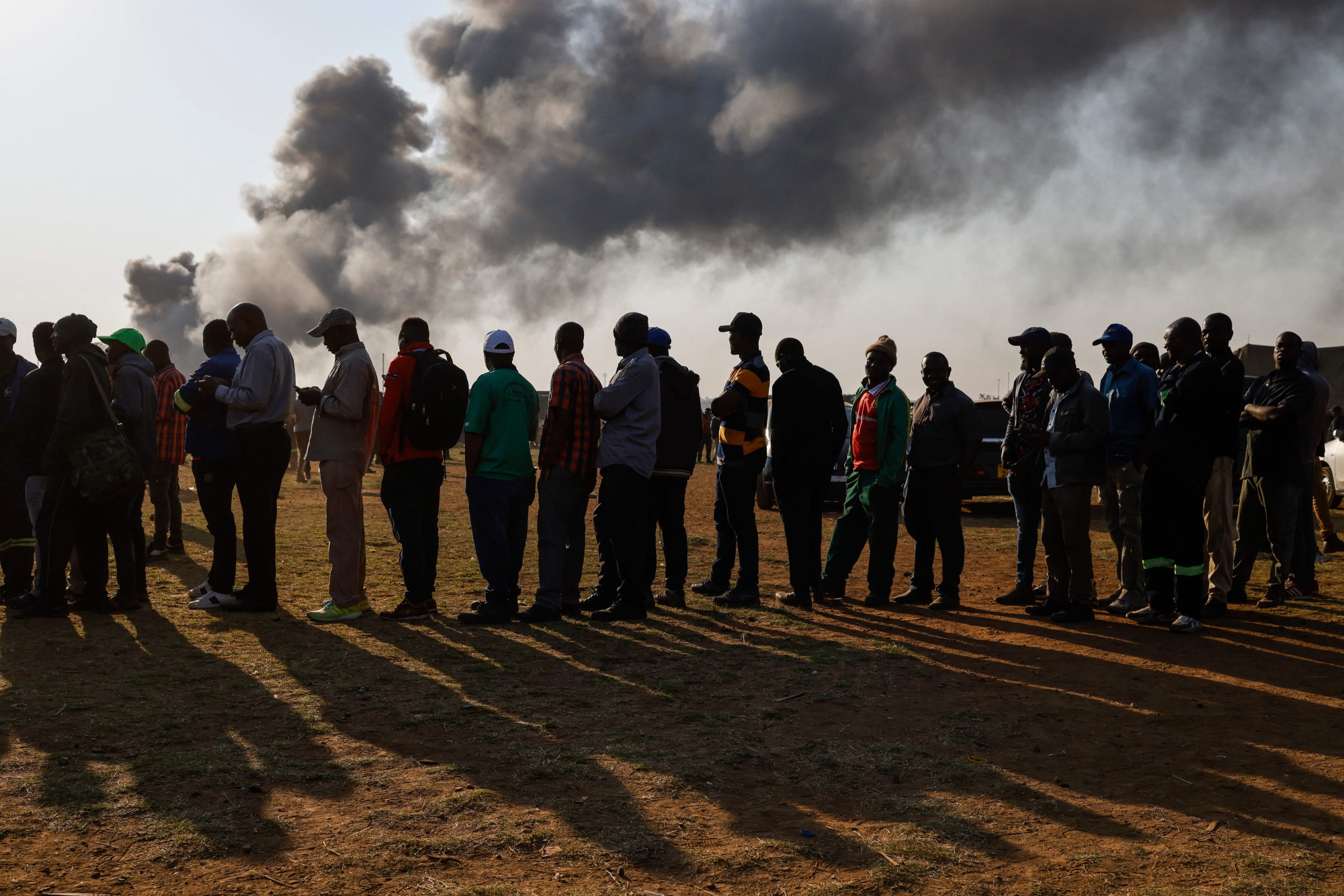 Zimbabwe Vote Continues for Second Day After Delays Dog Process - Bloomberg