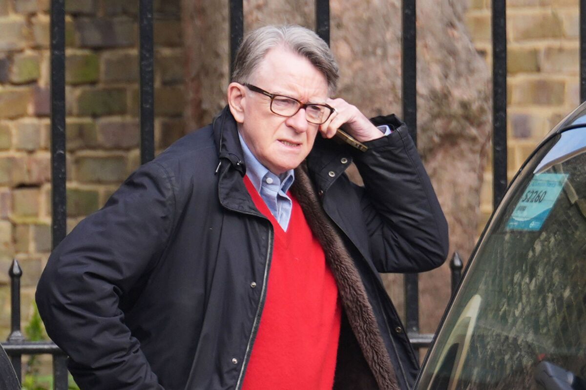 Starmer Faces Political Turmoil Amid Mandelson Appointment Fallout