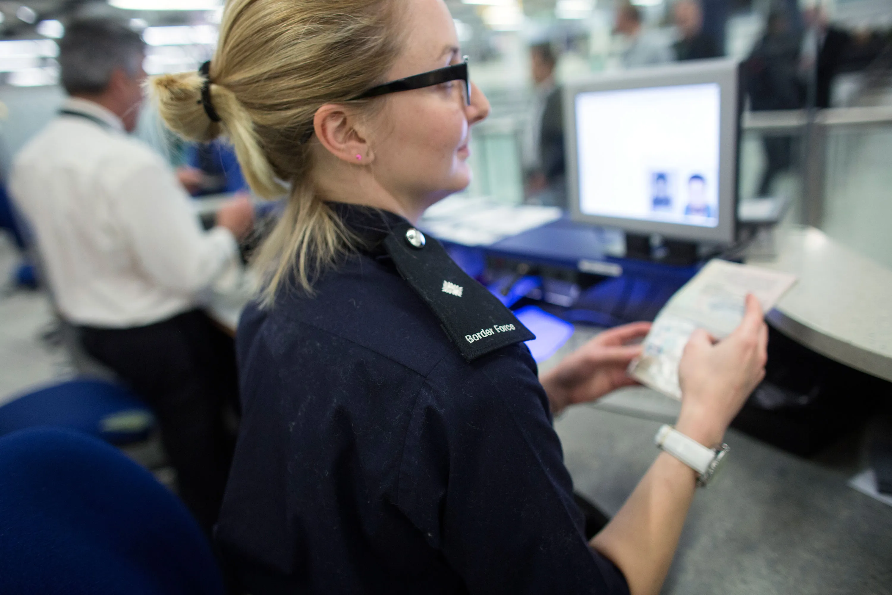 A net 323,000 people entered Britain to live long-term in the 12 months ending September 2015, the Office for National Statistics in London said in a report Wednesday.
