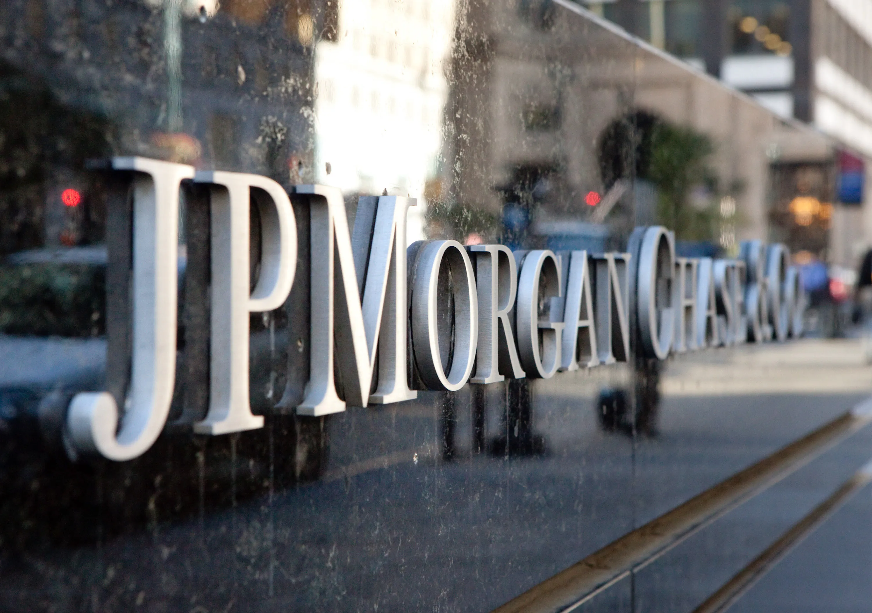 JPMorgan, Deutsche Bank Battle for Rich