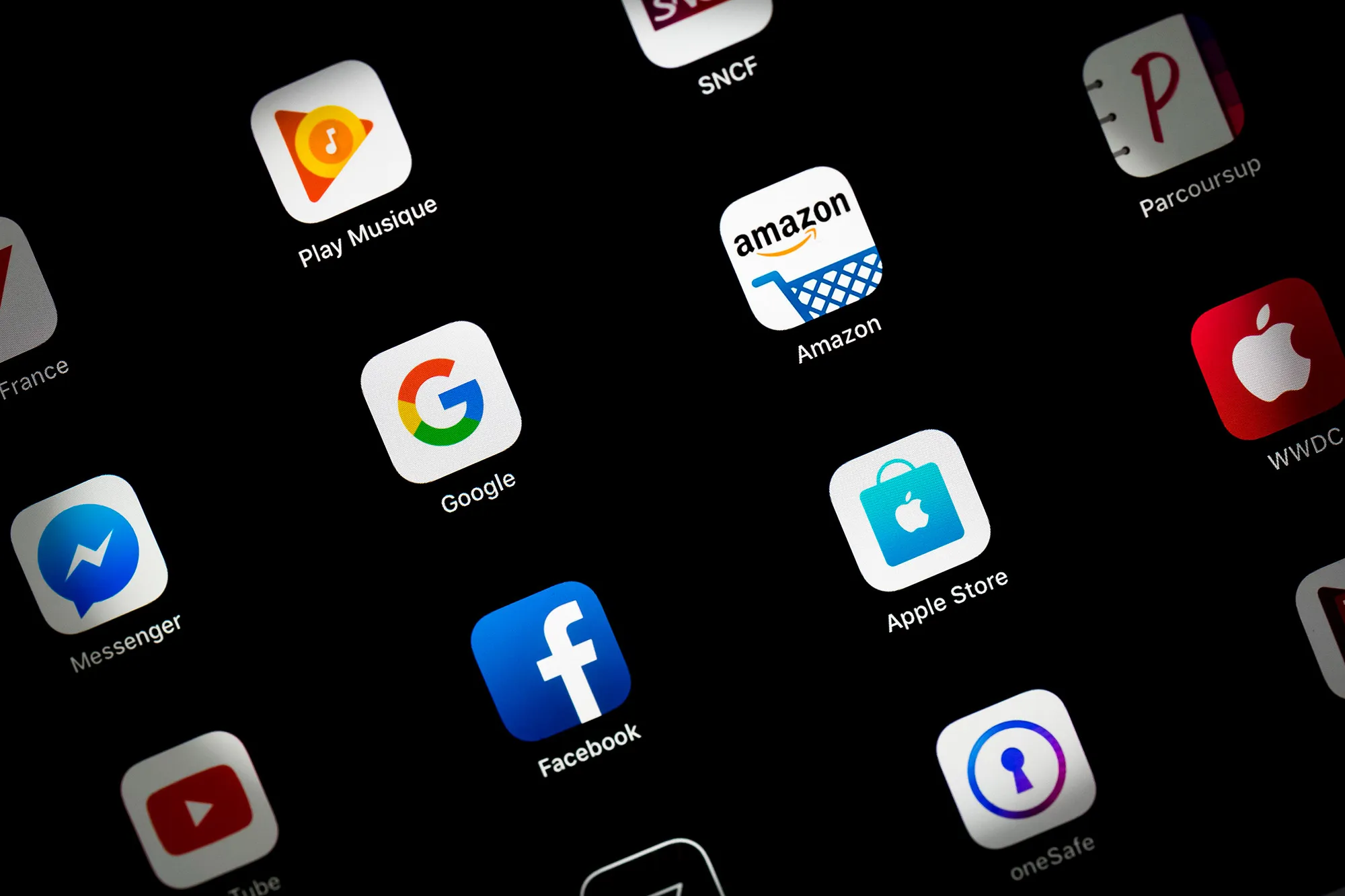 FRANCE-COMPUTING-APP-ECONOMY-MEDIA-RETAIL