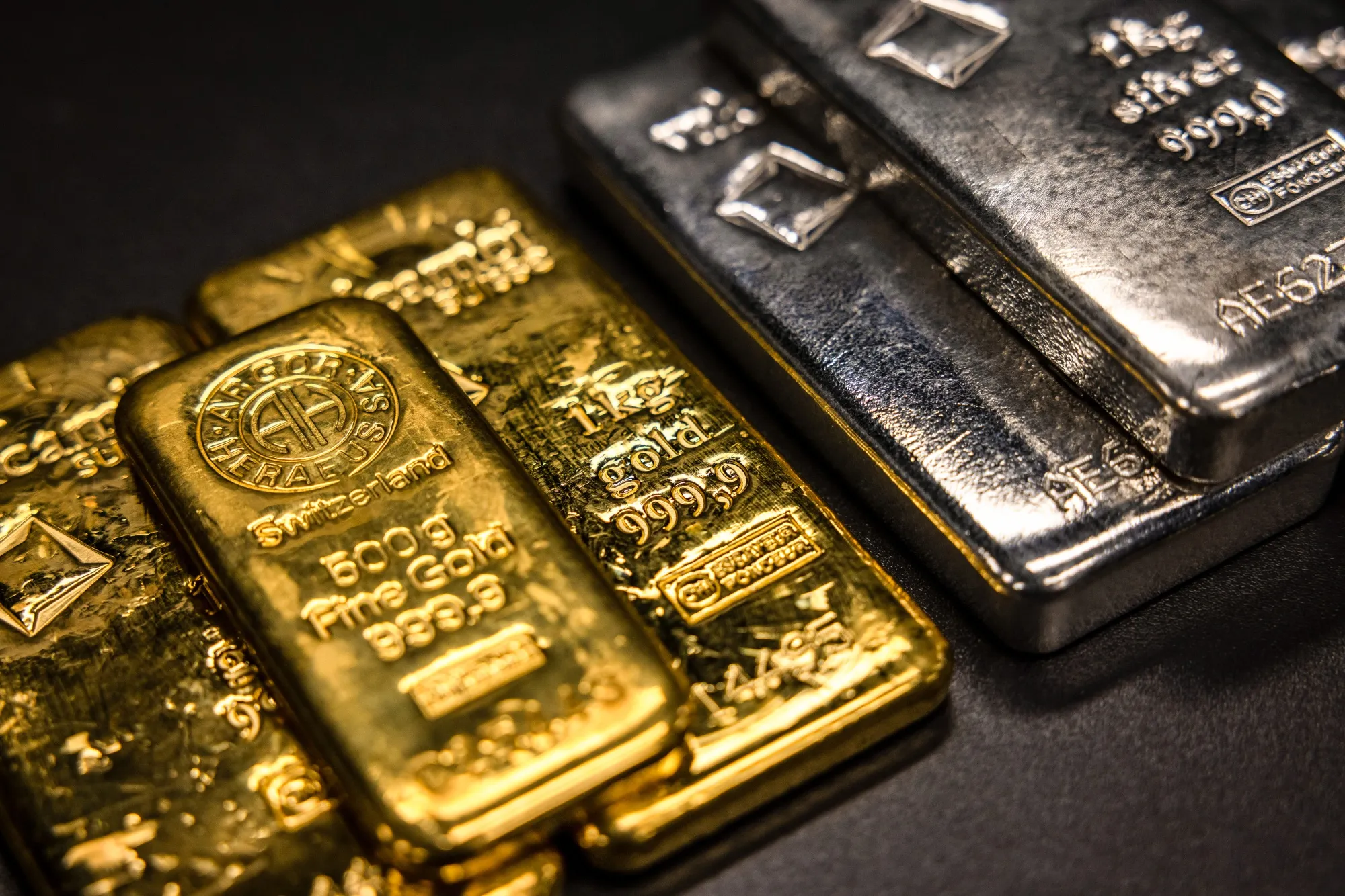 金と銀が下げ縮小、アジア時間の強烈な売り止む－下値を見極めへ