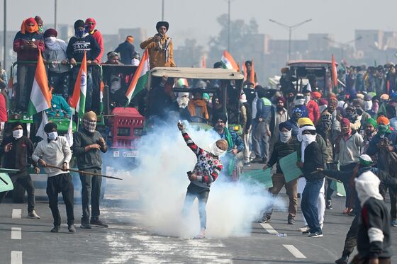 India’s Internet Crackdown Fuels Anger as Farmers Block Highways