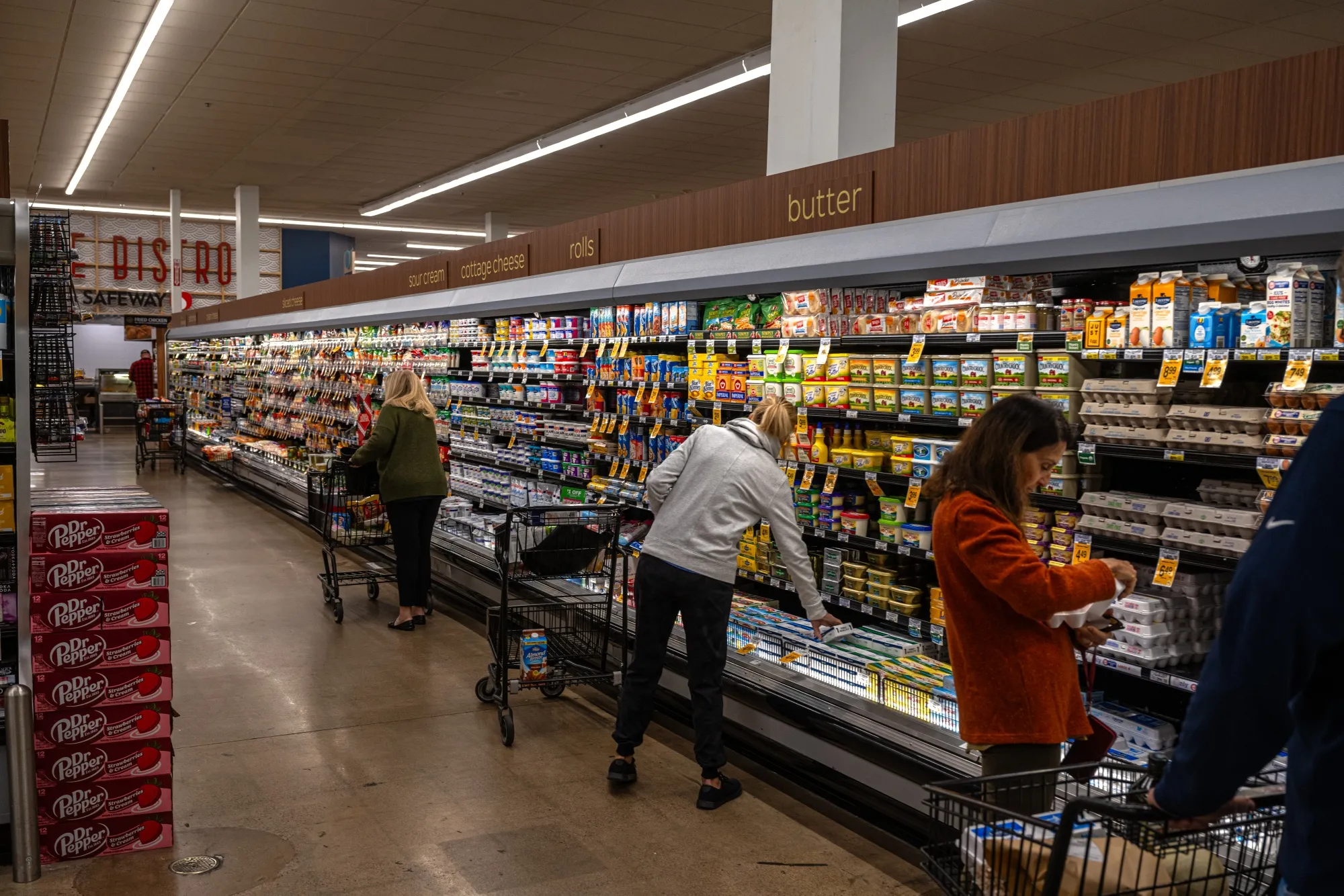 Shoppers at an Albertsons&nbsp;grocery store in Scottsdale, Arizona.