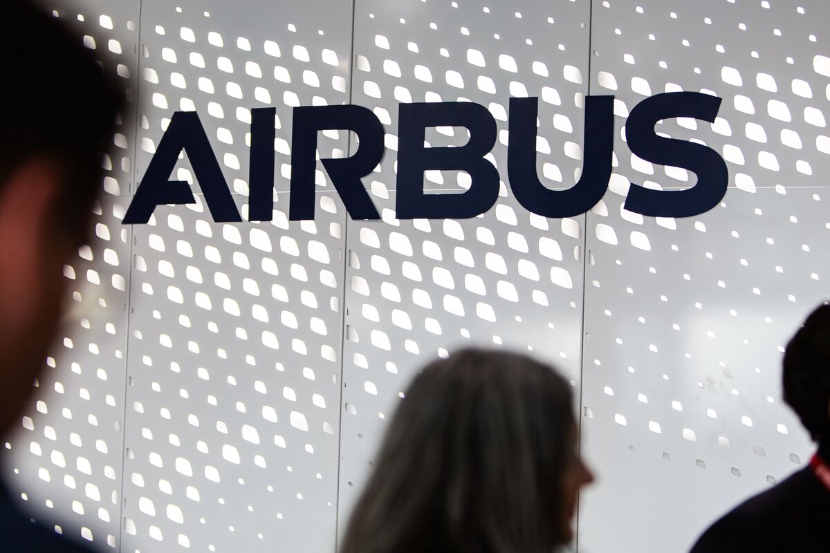 bloomberg.com - Leen Al-Rashdan - Airbus Wins $8 Billion in Aircraft Orders From Chinese Airlines