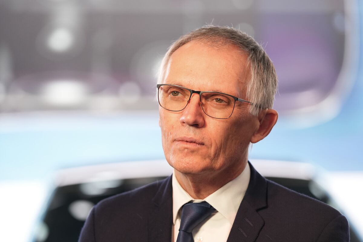 Ex-Stellantis CEO Warns Tesla May Not Survive Next Decade Amid BYD Rise