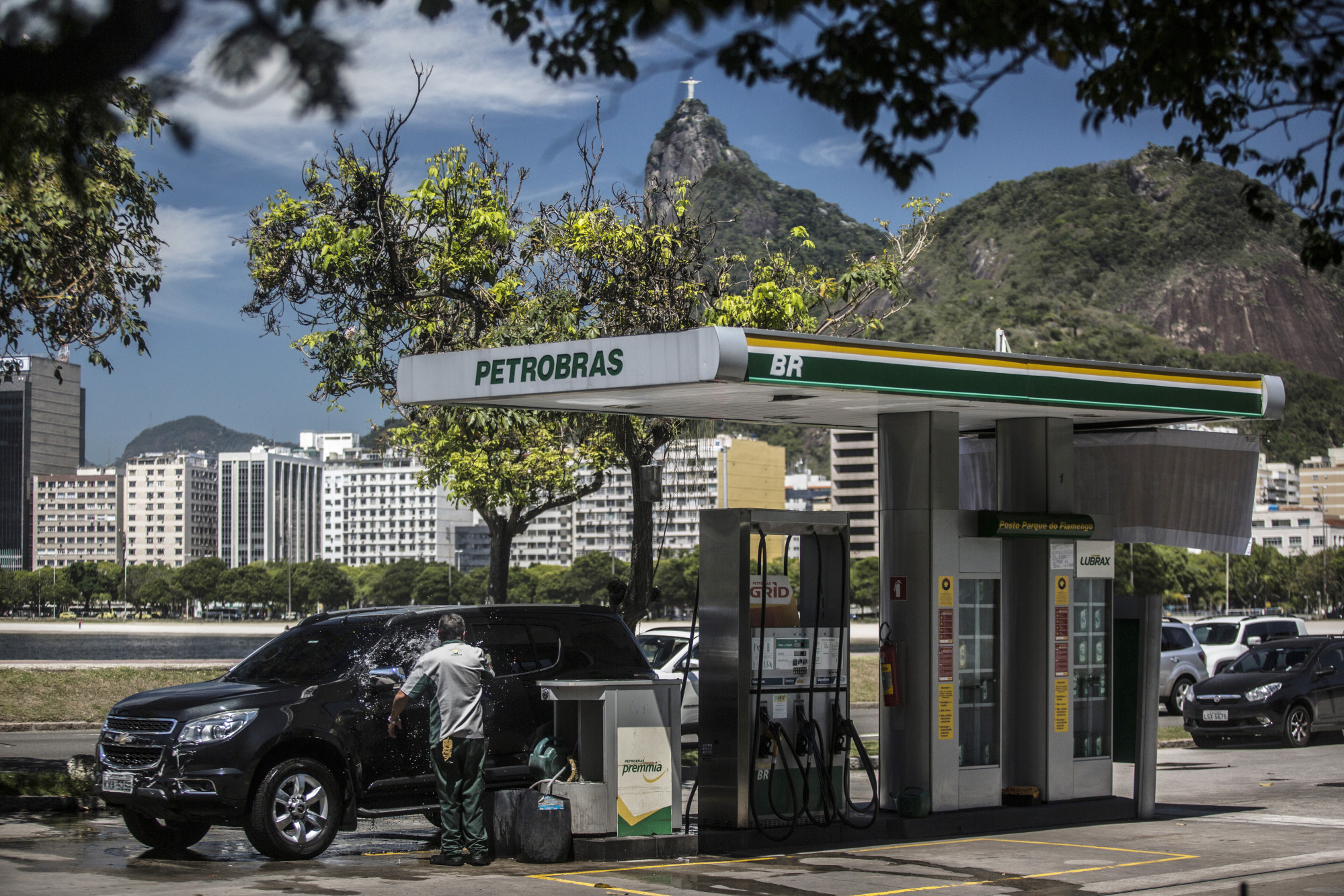An attendant washes a car at a Petroleo Brasileiro SA (Petrobras) gas station in Rio de Janeiro, Brazil, on Nov. 10, 2017.