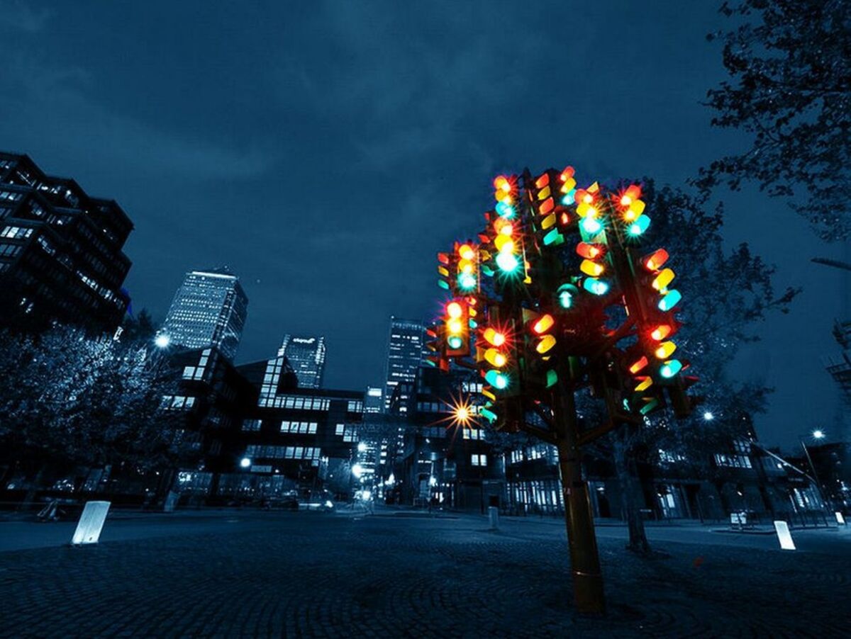 This London Traffic Light Has 75 Signals -