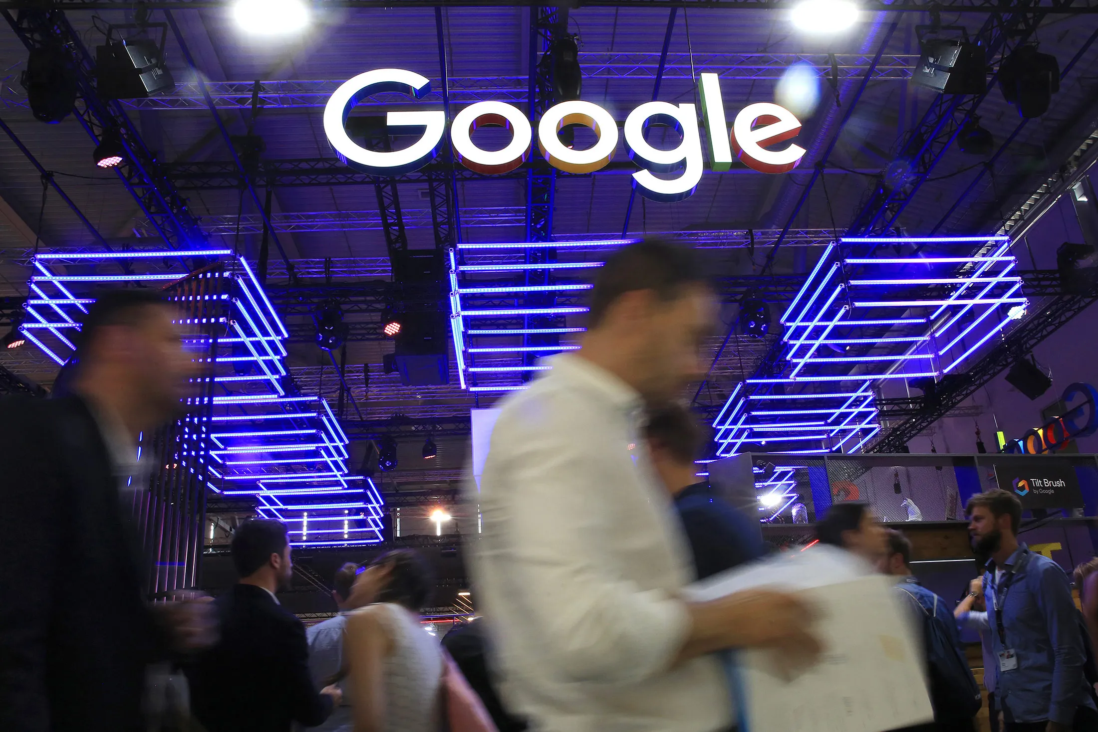 Alphabet Moves Two Top Google Fiber Executives Off Project - Bloomberg