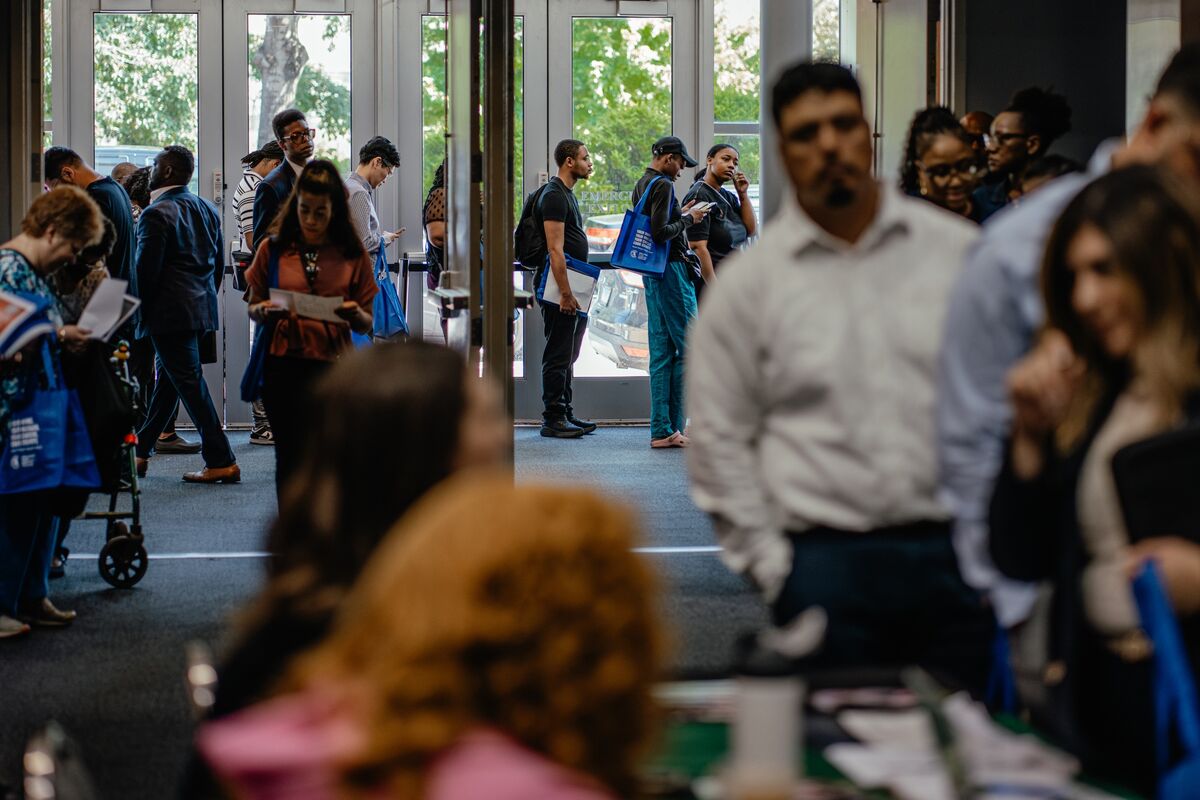 US Job Openings Decline to Lowest Level in Nearly a Year