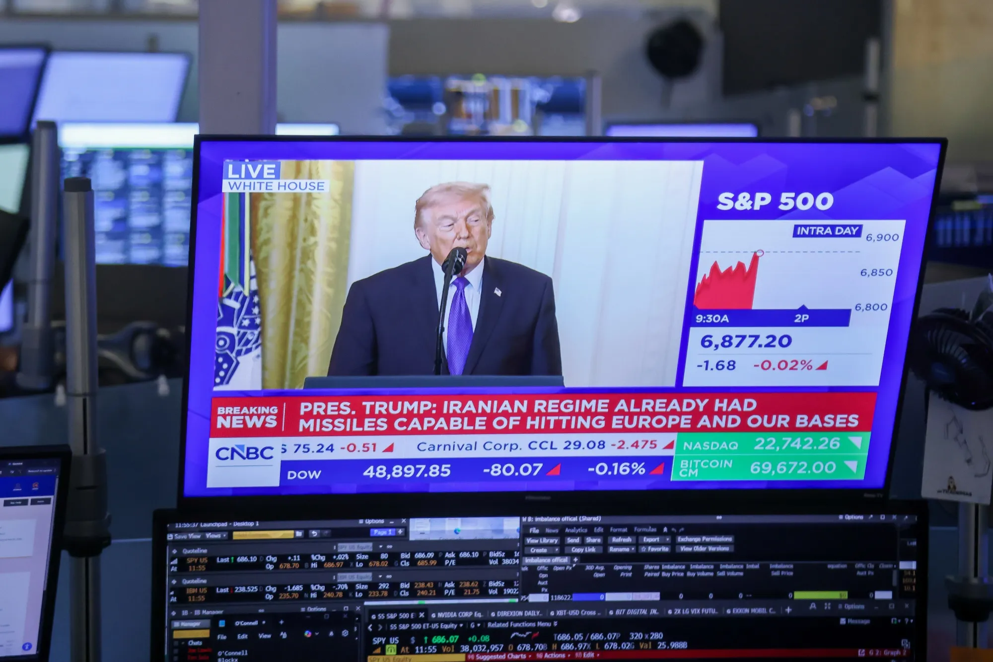 トランプ米大統領が映るテレビの画面（2日、ニューヨーク証券取引所）