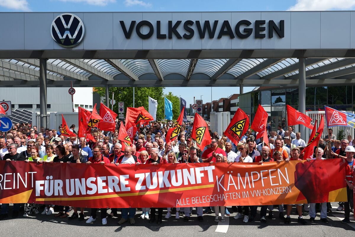 bloomberg.com - William Wilkes - Volkswagen Boss Blume Risks Losing the Locker Room