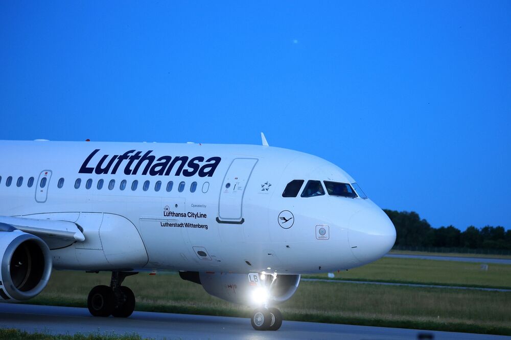 ルフトハンザ 27日はフランクフルトとミュンヘンで大半欠航へ Bloomberg