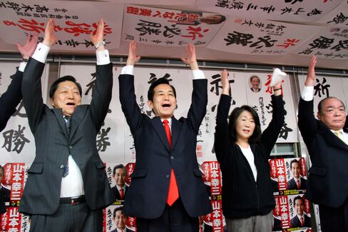 山本幸三氏(左から2人目)