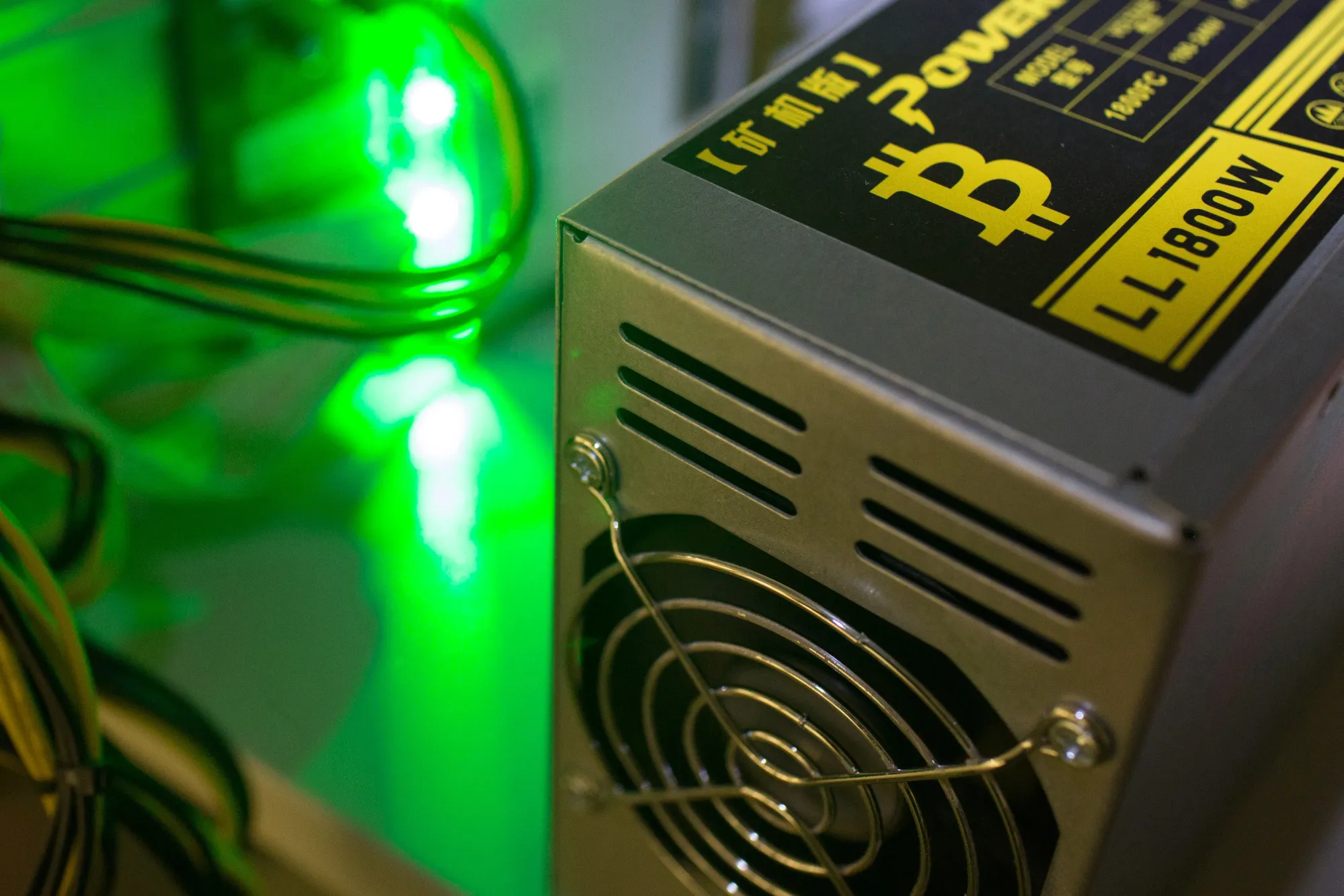 Bitcoin Futures Deliver Wild Ride as Debut Brings Rally, Halts - Bloomberg