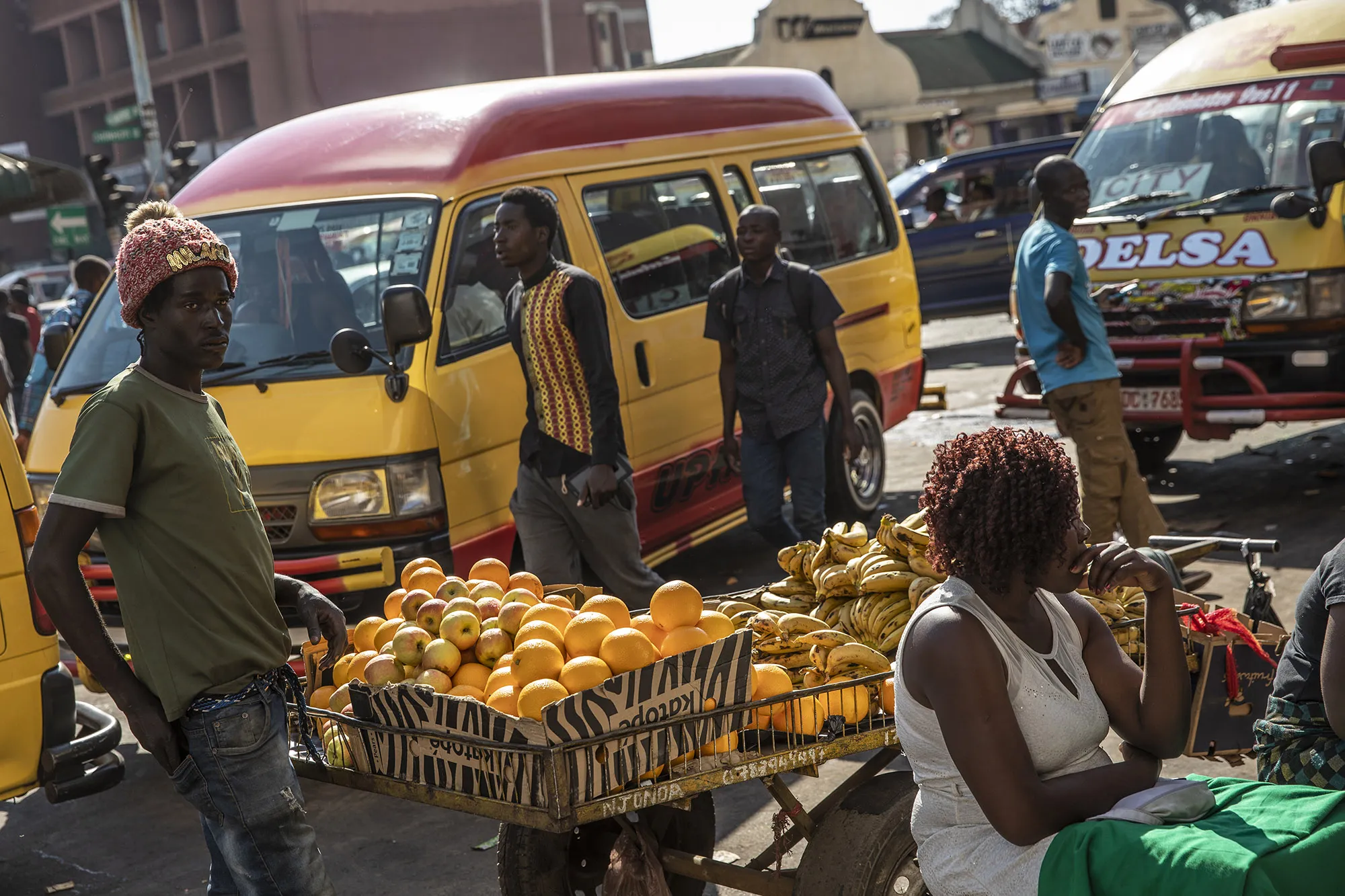 Street vendors at&nbsp;a market in Harare.
