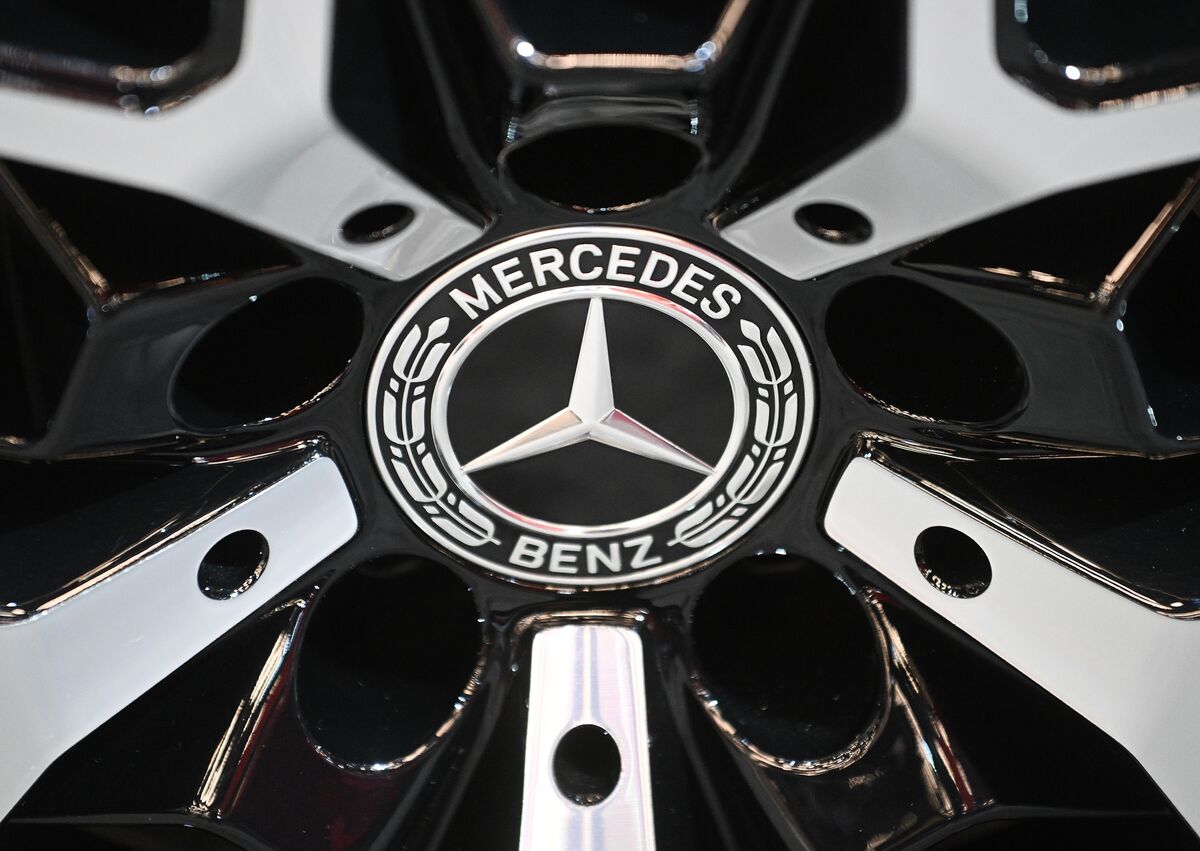 Mercedes Cuts Revenue Outlook as China’s Luxury Slump Deepens