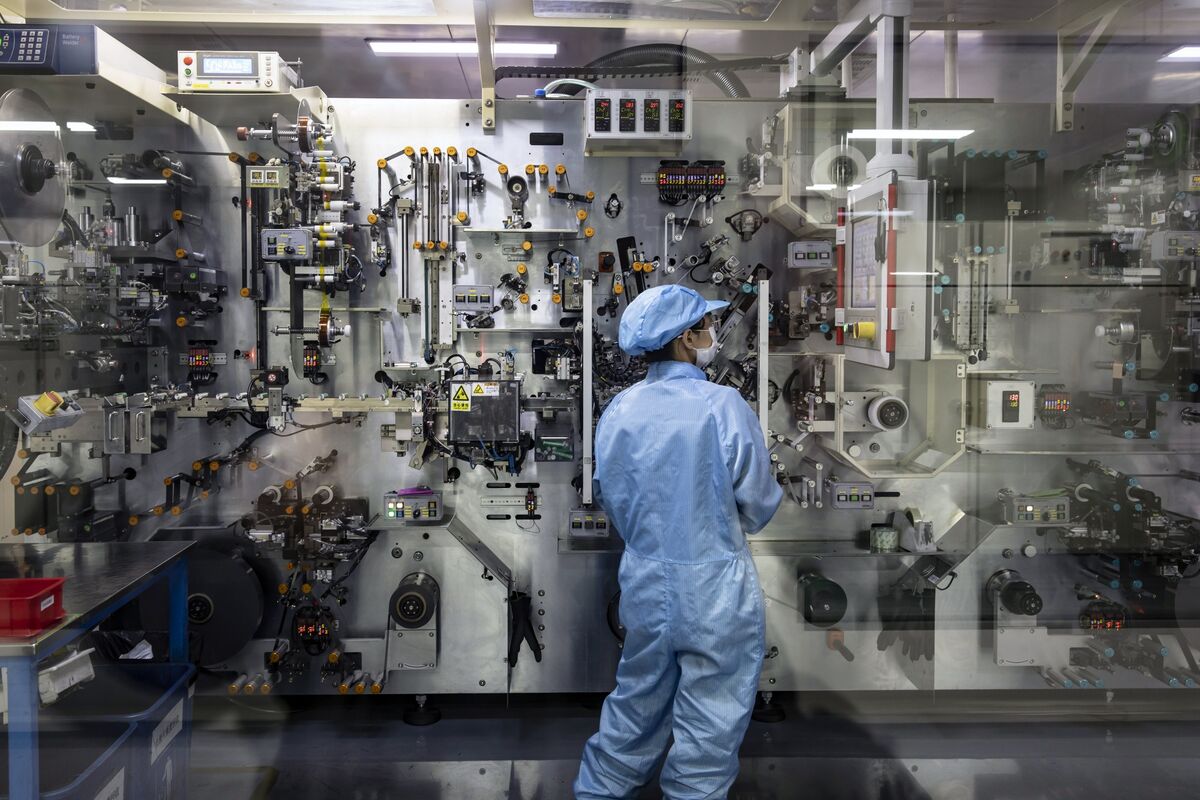 China Factories Contract For First Time Since Pandemic Began thumbnail