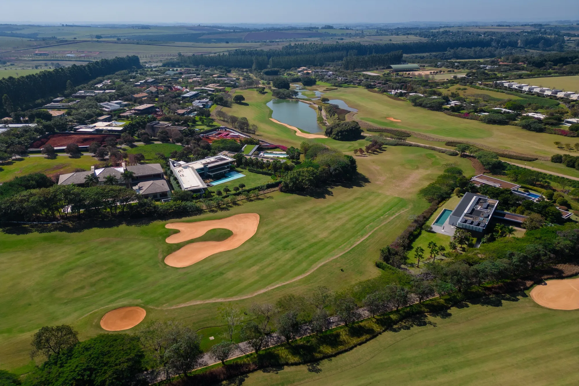 Vista aérea de un campo de golf y zonas residenciales de Fazenda Boa Vista en Porto Feliz, Brasil, junio 2023