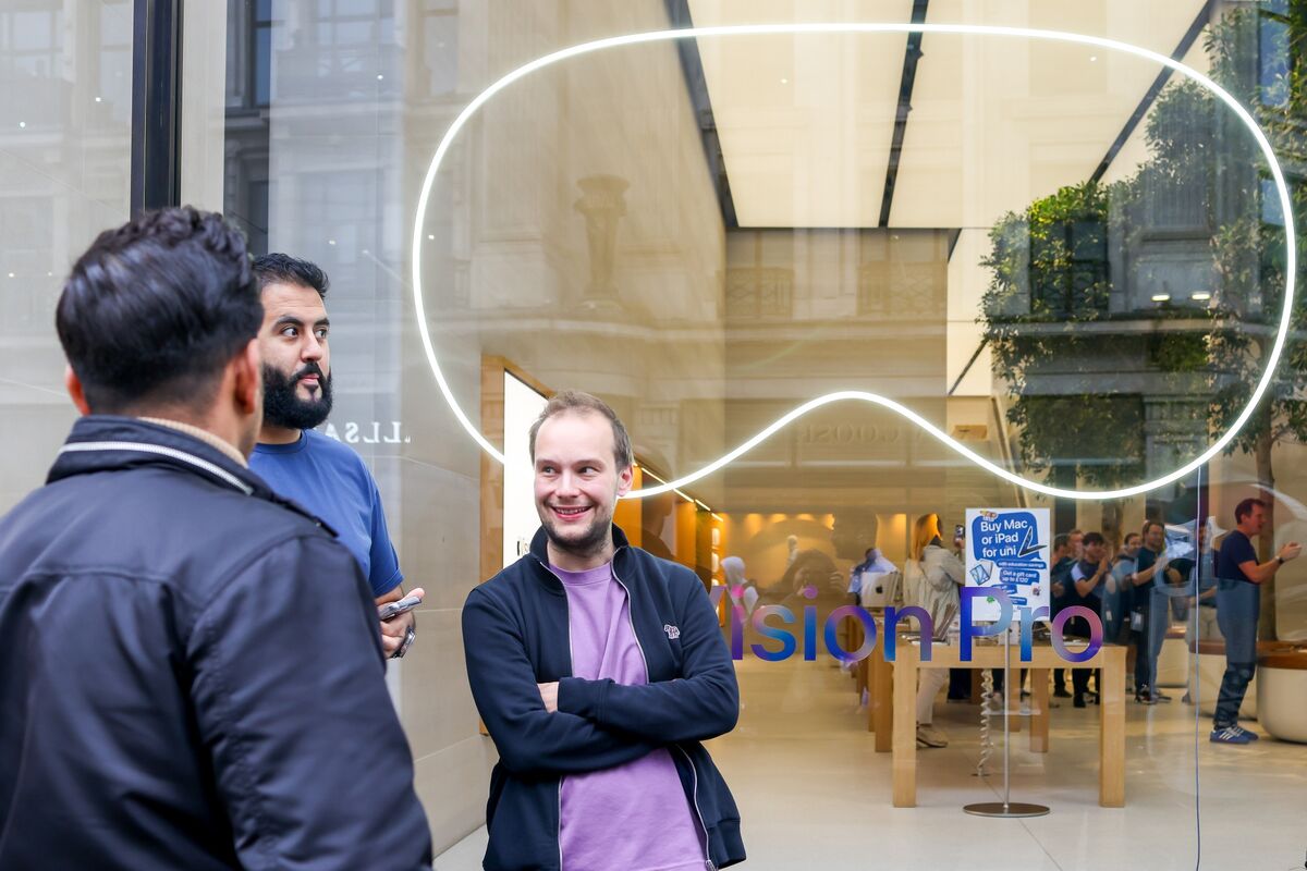 Inside Apple’s Pivot From a ‘Vision Air’ Headset to Meta-Like Smart Glasses