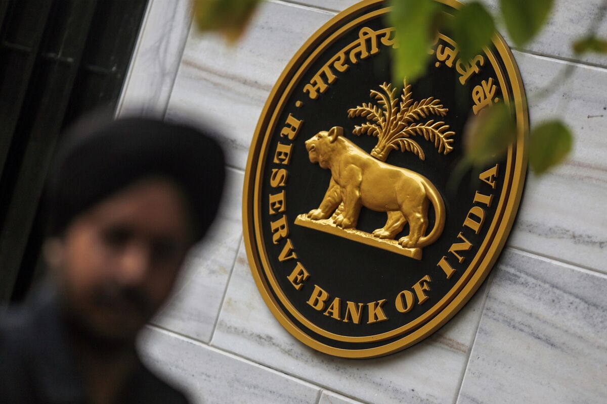 ブルームバーグのニュース記事「インド中銀、政策金利据え置き－トランプ関税の影響評価へ」の画像