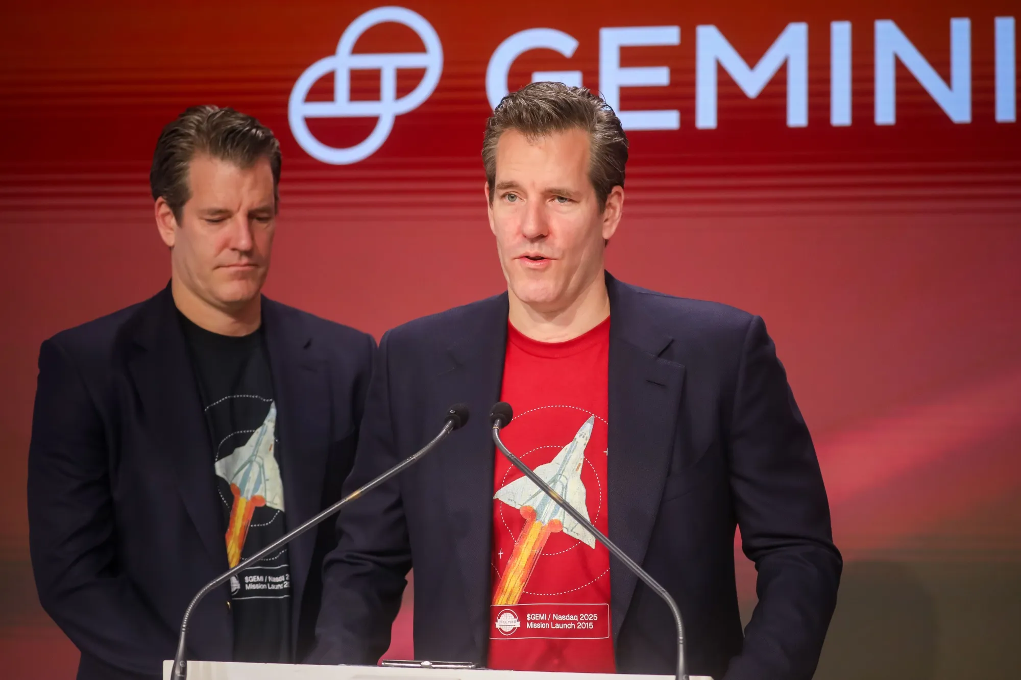 Tyler Winklevoss (bên trái) và Cameron Winklevoss